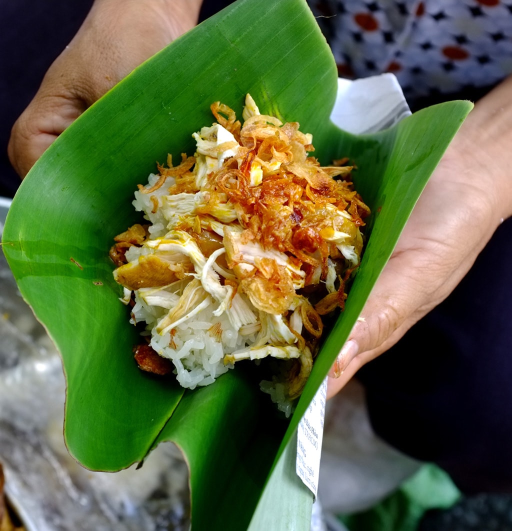 Xôi gà gồm nhiều “topping” thơm ngon, thích hợp cho buổi sáng tiện lợi và no nê